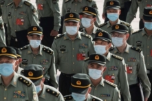 Cựu cố vấn của ông Trump: Trung Cộng sử dụng quân đội để che đậy virus Trung Cộng