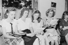 John Dewey đã thay thế Cơ Đốc Giáo bằng chủ nghĩa nhân văn tập thể trong các trường công