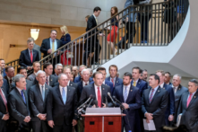 Trước rắc rối ngày càng nhiều của ông Cuomo, các dân biểu Hoa Kỳ cân nhắc chạy đua