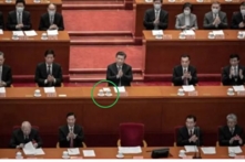 Trên bàn Tập Cận Bình có hai tách trà, điều hiếm thấy trong kỳ họp lưỡng hội của Trung Cộng