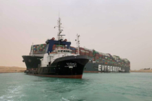 Siêu tàu hàng 220,000 tấn mắc cạn chắn ngang kênh đào Suez