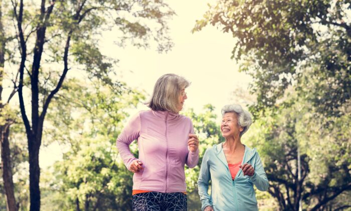 Phụ nữ lớn tuổi nên đi bộ hàng ngày để giảm nguy cơ cao huyết áp