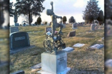 Người cha tạc tượng con trai trên bia mộ để tưởng nhớ cậu bé