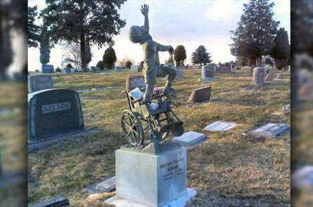 Người cha tạc tượng con trai trên bia mộ để tưởng nhớ cậu bé