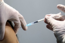 Một sĩ quan cảnh sát Brisbane được cho là đã được đưa đến bệnh viện vì biến chứng đông máu ba ngày sau khi chích ngừa vaccine Pfizer