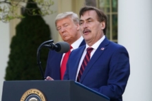 Nền tảng truyền thông xã hội mới của ông Mike Lindell bị tấn công sau khi ra mắt