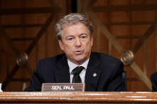 “Tuồng diễn” Khẩu trang của Tòa Bạch Ốc đang “khiến người dân nản” chích ngừa