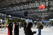 Kinh doanh toàn cầu của Huawei bị tổn hại do các lệnh trừng phạt của ông Trump