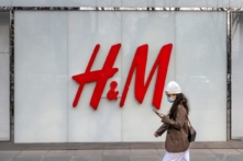 Các nhà bán lẻ phương Tây mắc kẹt giữa doanh thu và đạo đức trong vấn đề ngược đãi ở Tân Cương