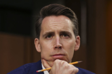 Ông Hawley kêu gọi phá vỡ các đại tập đoàn “muốn điều hành nền dân chủ”