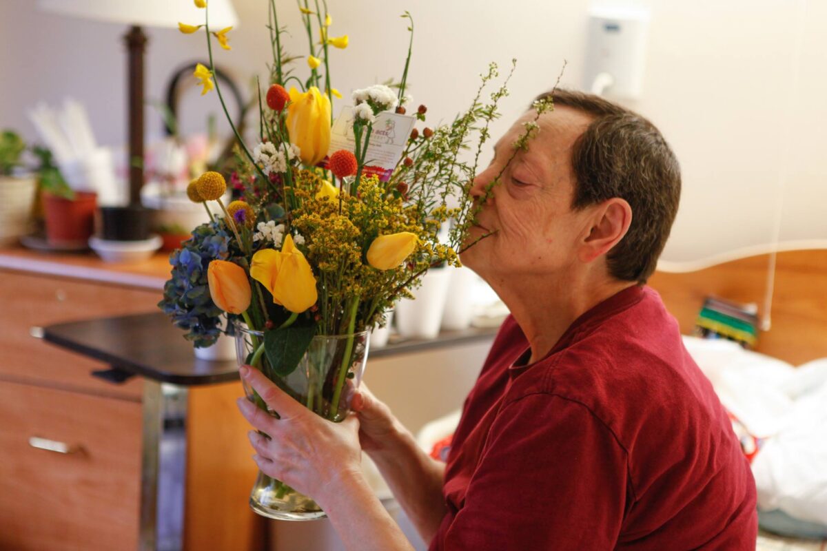 ‘Những bó hoa bất ngờ' đem nụ cười đến cho bệnh nhân tuyệt vọng