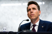 TNS Hawley giới thiệu dự luật giảm sự phụ thuộc của Ngũ Giác Đài vào công nghệ từ Trung Quốc và các ‘quốc gia đối thủ’ khác