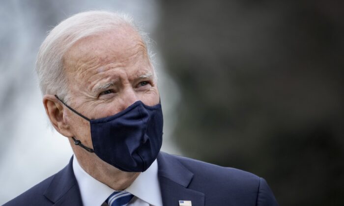 Ông Biden phớt lờ câu hỏi về Trung Cộng