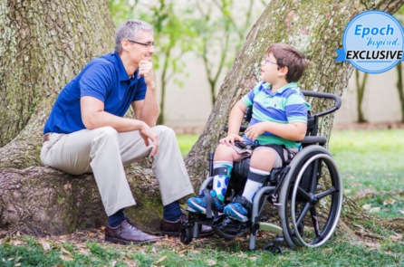 Con trai bị nứt đốt sống, người cha vượt qua sợ hãi nhờ đức tin