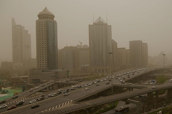 Bắc Kinh lại xuất hiện bão cát ô nhiễm nghiêm trọng, truyền thông đưa tin bị chê cười