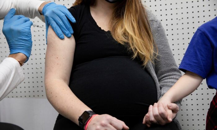 CDC: Dữ liệu mới cho thấy vaccine COVID-19 an toàn cho thai phụ