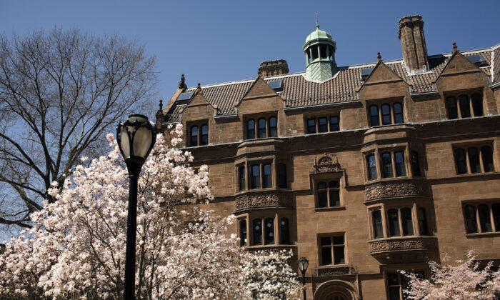 Đại học Yale bắt buộc chích ngừa virus