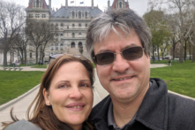 Hai chị em được nhận nuôi từ nhỏ đoàn tụ sau nhiều năm xa cách