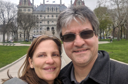 Hai chị em được nhận nuôi từ nhỏ đoàn tụ sau nhiều năm xa cách