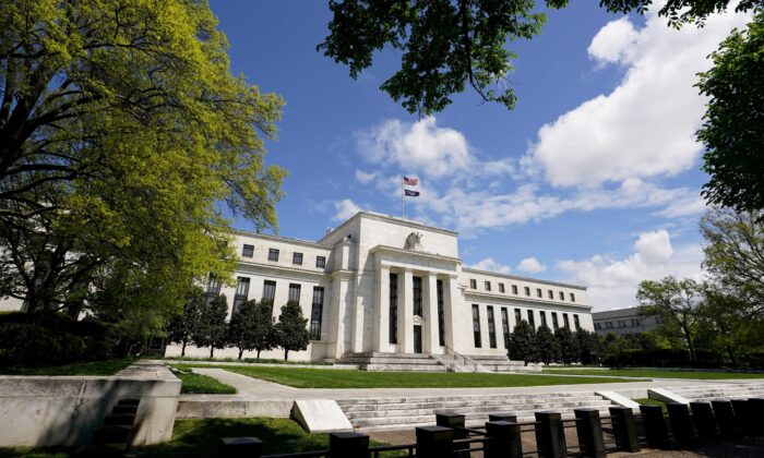 Fed giữ mức lãi suất bằng không