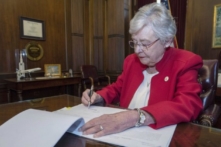 Thống đốc Iowa và Alabama ký luật cấm hộ chiếu Vaccine