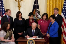 TT Biden ký thành luật Đạo luật Tội phạm Thù hận COVID-19