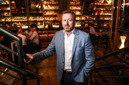 Các nhà hàng sẵn sàng tuyển dụng, nhưng trợ cấp của chính phủ lại giữ người lao động ở nhà