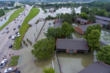 Mưa lớn ở Texas và Louisiana làm tăng thêm sự khốn cùng ở các vùng lũ lụt