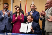 Thống đốc Ron DeSantis ký dự luật ngừng việc kiểm duyệt của Big Tech với người dân Florida