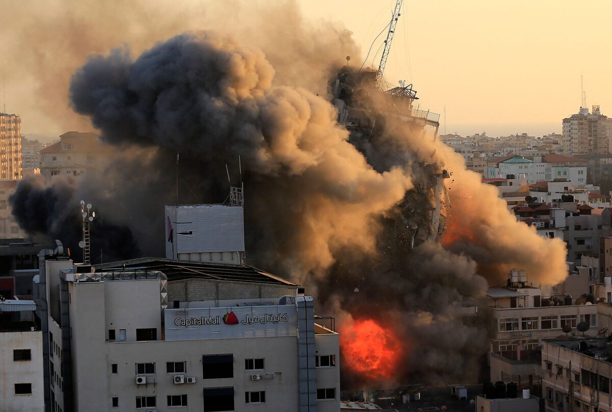 Chùm ảnh: Tòa tháp 14 tầng ở Gaza bị san phẳng trong đợt không kích của Israel