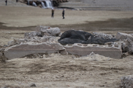 Hồ nước khô cạn hé lộ tàn tích của một ngôi làng ở Ý