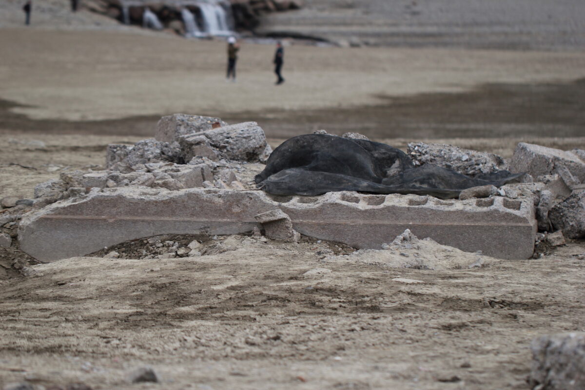 Hồ nước khô cạn hé lộ tàn tích của một ngôi làng ở Ý