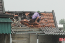 Lốc xoáy tại Hà Tĩnh làm tốc mái gần 300 căn nhà, hàng trăm hecta lúa màu đã trổ bông bị gãy đổ