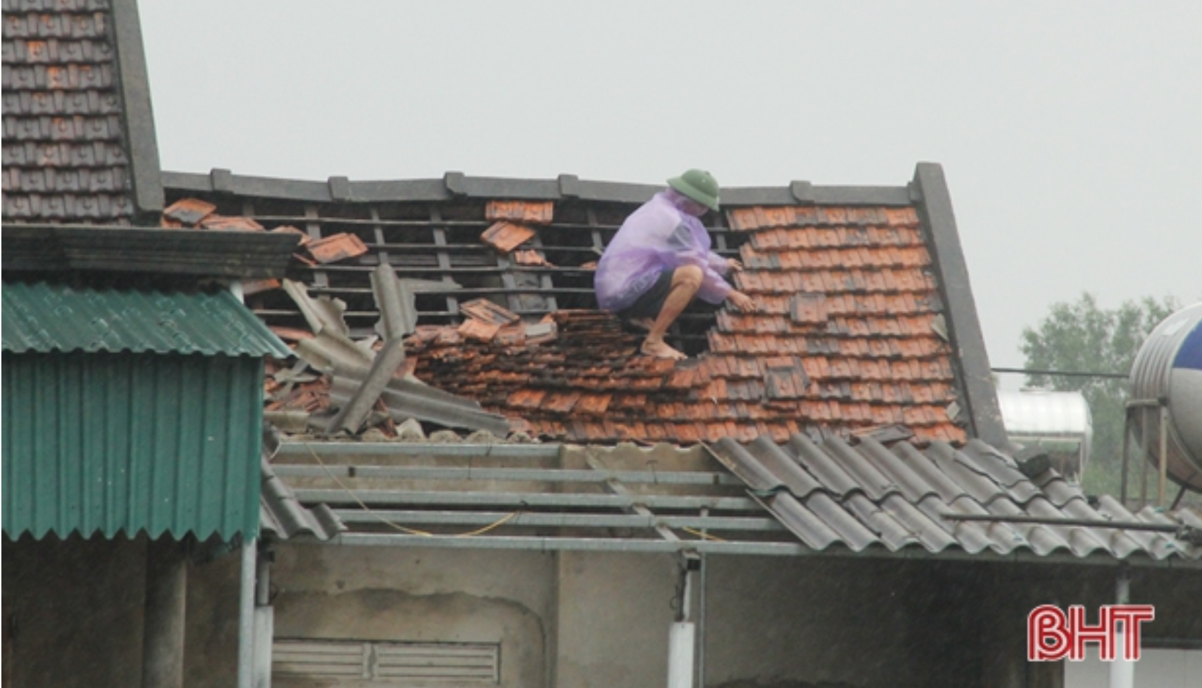 Lốc xoáy tại Hà Tĩnh làm tốc mái gần 300 căn nhà, hàng trăm hecta lúa màu đã trổ bông bị gãy đổ