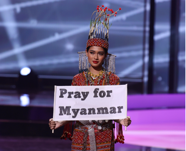 Hoa hậu Miến Điện thắng giải trang phục đẹp nhất – Vẻ đẹp của lòng dũng cảm