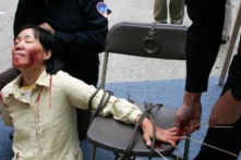 Một phụ nữ Trung Quốc kiên định với đức tin dù bị tra tấn tàn bạo: ‘Tôi tự nhủ rằng tôi sẽ không chết’