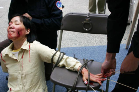 Một phụ nữ Trung Quốc kiên định với đức tin dù bị tra tấn tàn bạo: ‘Tôi tự nhủ rằng tôi sẽ không chết’