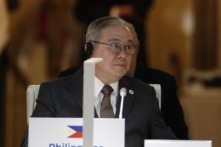 Ngoại trưởng Philippines đưa ra dòng tweet nguyền rủa về tranh chấp trên Biển Đông