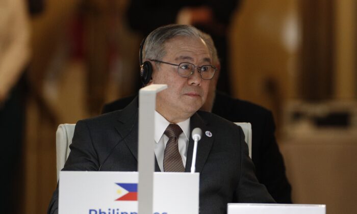 Ngoại trưởng Philippines đưa ra dòng tweet nguyền rủa về tranh chấp trên Biển Đông