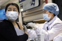 Trung Quốc bắt buộc quân nhân chích ngừa, bất chấp các ca tử vong và hiệu quả thấp của vaccine Covid-19