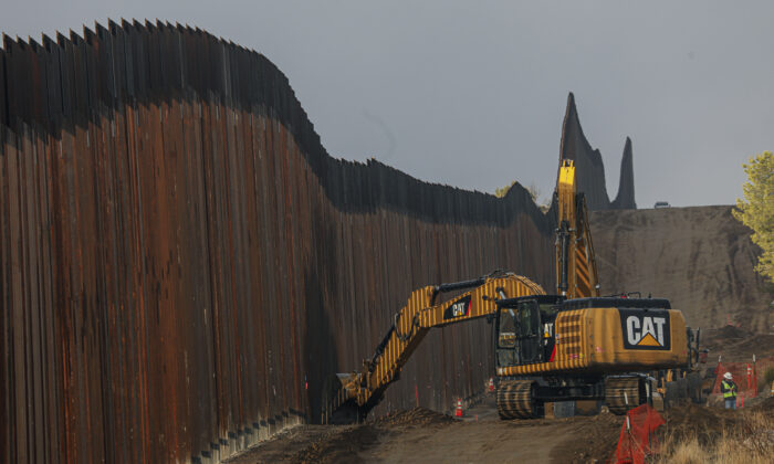 Chính phủ ông Biden hủy bỏ các dự án tường biên giới do quân đội tài trợ