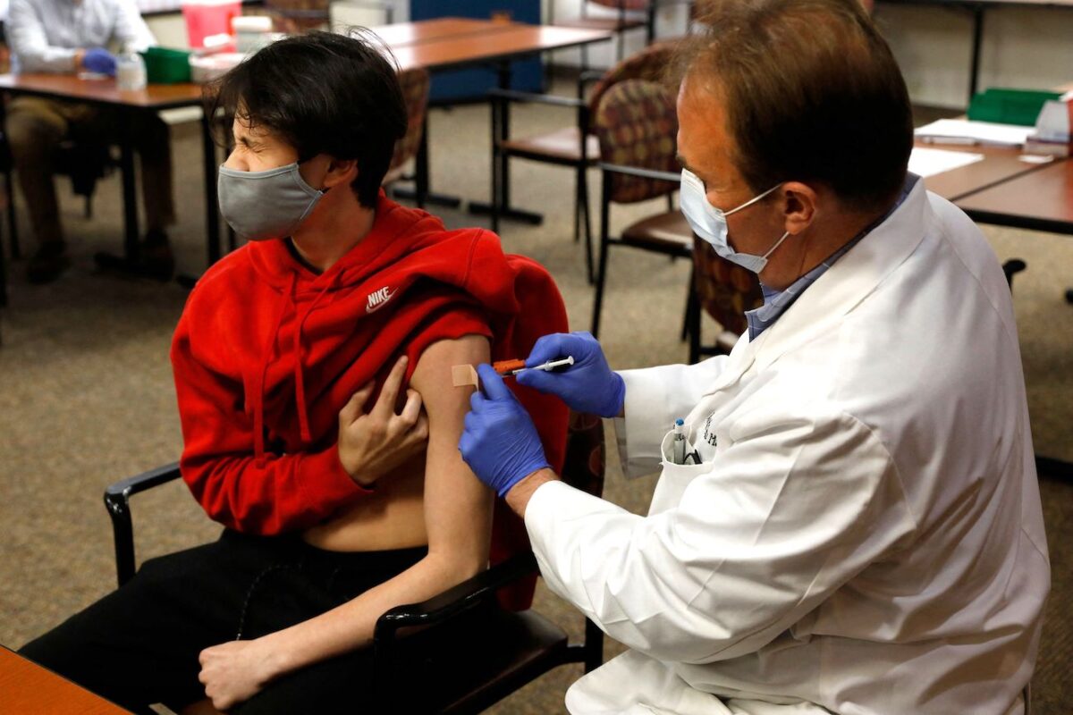 trẻ em Hoa Kỳ được chích vaccine COVID