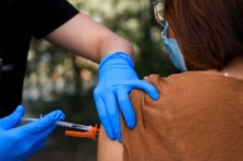 CDC: Hơn 10,000 ca nhiễm COVID-19 được ghi nhận trên những người Mỹ đã chích vaccine