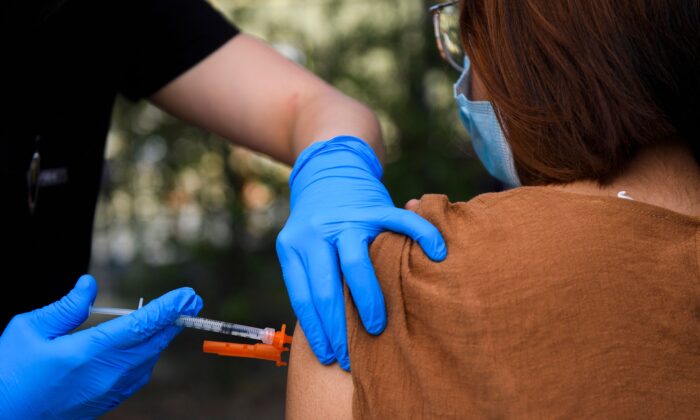 CDC: Hơn 10,000 ca nhiễm COVID-19 được ghi nhận trên những người Mỹ đã chích vaccine