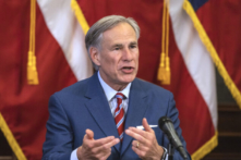 Texas cấm các doanh nghiệp yêu cầu ‘giấy thông hành vaccine’