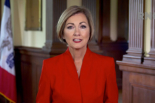 Iowa cấm các lệnh bắt buộc đeo khẩu trang ở các trường công lập, các thành phố, và các quận