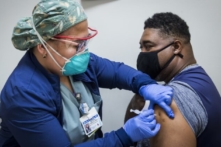 Thăm dò của Gallup: Khoảng 1.3 tỷ người trên toàn thế giới không muốn chích vaccine COVID-19