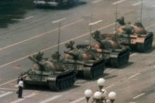 Bing không hiện kết quả tìm kiếm bức hình ‘người chặn xe tăng’ do lỗi con người