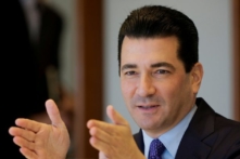 Cựu ủy viên FDA: Các vụ rò rỉ phòng thí nghiệm xảy ra ‘liên tục,’ nguồn gốc virus cần được điều tra