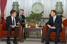 Các nhà ngoại giao Trung Quốc và Hoa Kỳ xung đột về vấn đề nhân quyền và nguồn gốc đại dịch